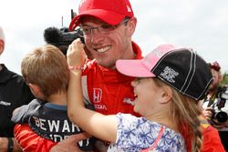 Winnaar Sébastien Bourdais, Dale Coyne Racing Honda met kinderen Alex en Emma