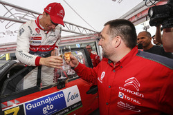 Le vainqueur Kris Meeke et le directeur Yves Matton, Citroën World Rally Team