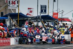 Carlos Munoz, A.J. Foyt Enterprises Chevrolet pit stop