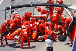 Sebastian Vettel, Ferrari SF70H, hace parada en boxes para un cambio de nariz