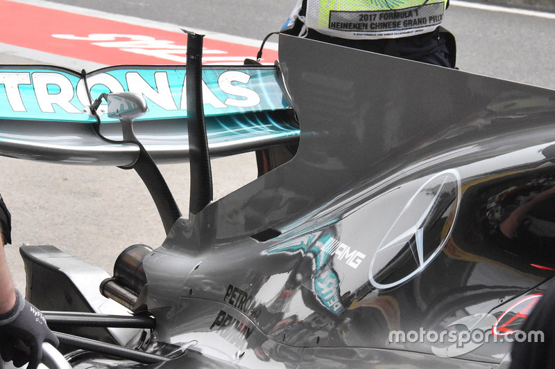 Mercedes AMG F1 W08, il supporto danneggiato della T-wing