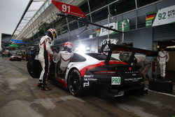 #91 Porsche Team Porsche 911 RSR: Richard Lietz, Frédéric Makowiecki