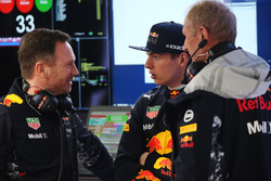Руководитель Red Bull Racing Кристиан Хорнер, гонщик команды Макс Ферстаппен и спортивный консультан