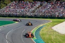 Fernando Alonso, McLaren MCL32, voor Nico Hulkenberg, Renault Sport F1 Team RS17, en Esteban Ocon, F