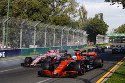 Fernando Alonso, McLaren MCL32, Esteban Ocon, Force India VJM10