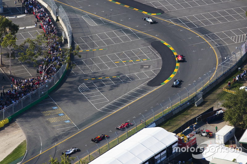 Lewis Hamilton, Mercedes AMG F1 W08, precede Sebastian Vettel, Ferrari SF70H, Valtteri Bottas, Mercedes AMG F1 W08, e Kimi Raikkonen, Ferrari SF70H