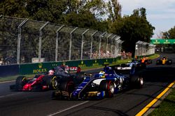 Marcus Ericsson, Sauber C36, devant Kevin Magnussen, Haas F1 Team VF-17