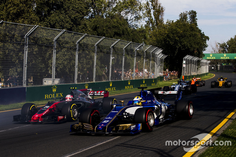 Marcus Ericsson, Sauber C36, leads Kevin Magnussen, Haas F1 Team VF-17