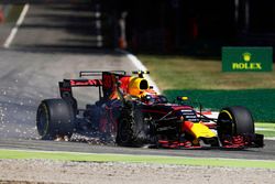 Max Verstappen, Red Bull Racing RB13, avec une crevaison