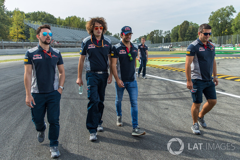 Carlos Sainz Jr., Scuderia Toro Rosso camina en la pista