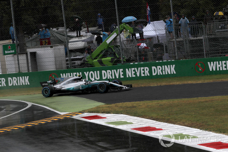 Valtteri Bottas, Mercedes AMG F1 F1 W08 runs wide
