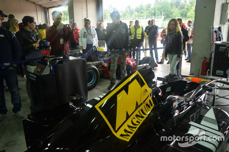 Atmosfera nei box di Imola