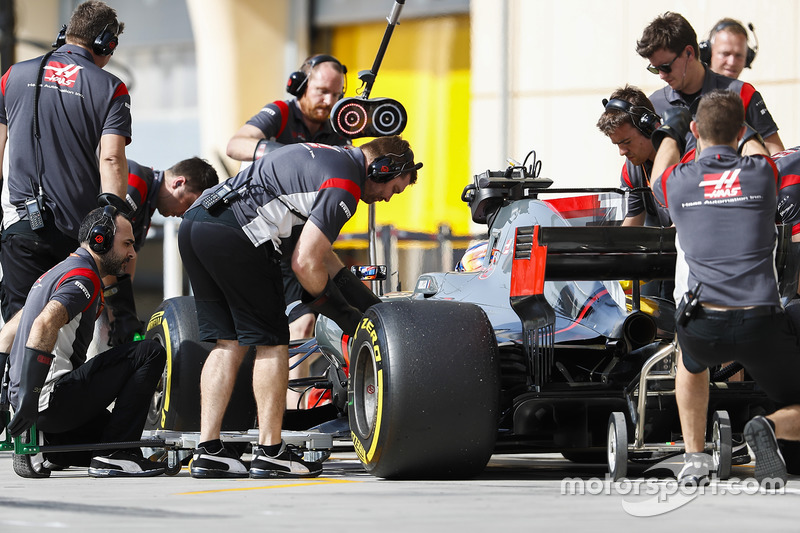 Romain Grosjean, Haas F1 Team VF-17, pit stop action