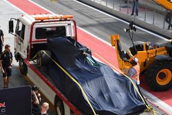 Daniel Ricciardo, Red Bull Racing RB13 terug in de pits na probleem