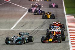 Lewis Hamilton, Mercedes F1 W08, supera Daniel Ricciardo, Red Bull Racing RB13, davanti a Felipe Mas