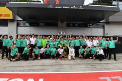 Race winner Valtteri Bottas, Mercedes AMG F1 celebrates with Lewis Hamilton, Mercedes AMG F1 and the