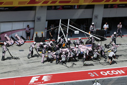 Sergio Perez, Sahara Force India F1 VJM10, pit stop