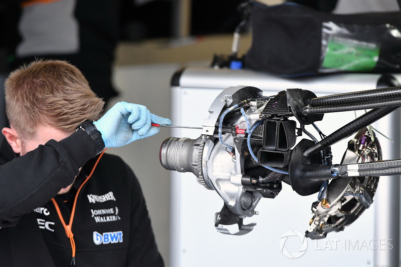 Sahara Force India VJM10 front wheel hub detail