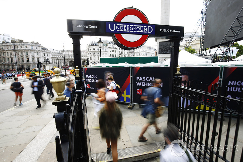 Suasana F1 Live di pintu masuk London Underground