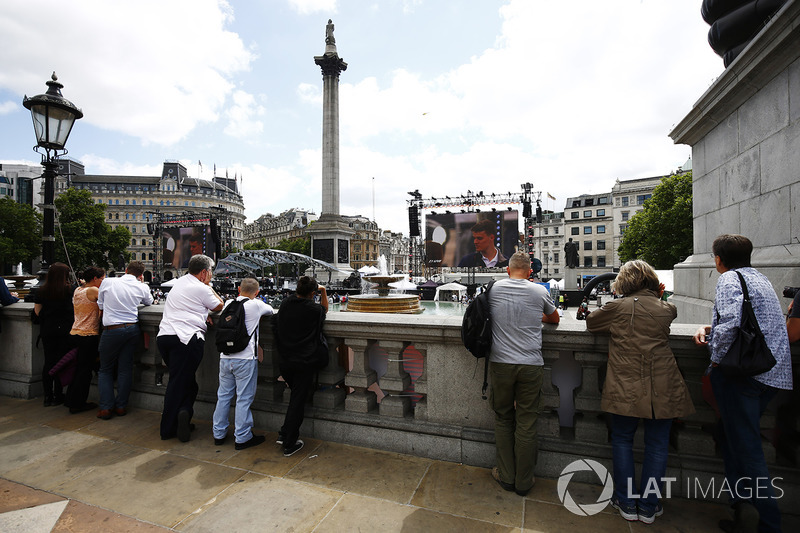 Fans ven el entretenimiento en la pantalla grande a través de Trafalgar Square