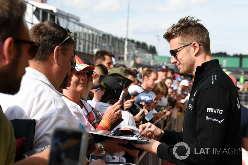 Nico Hulkenberg, Renault Sport F1 Team signs autographs for the fans