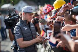 Stoffel Vandoorne, McLaren zet handtekeningen