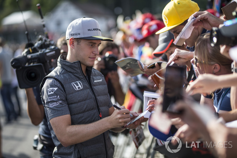 Stoffel Vandoorne, McLaren zet handtekeningen