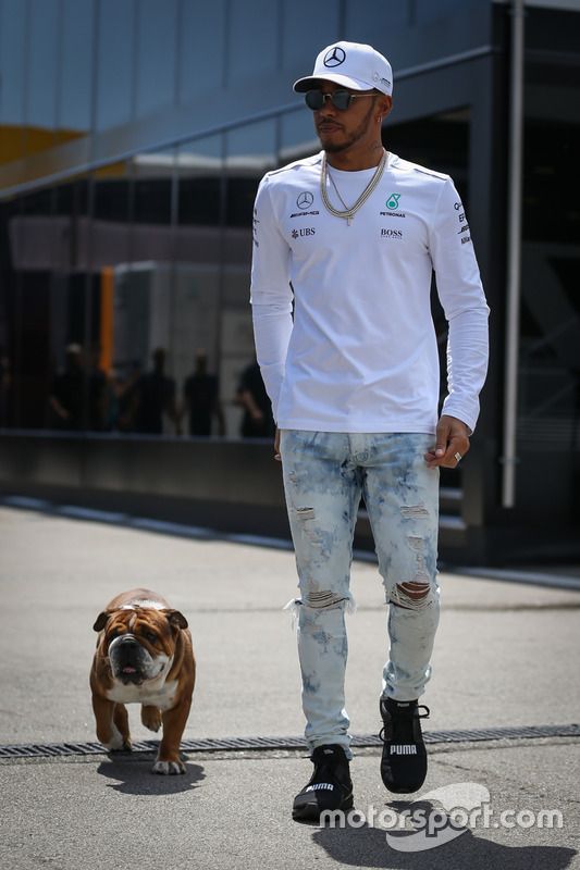Lewis Hamilton, Mercedes AMG F1 con su perro Roscoe