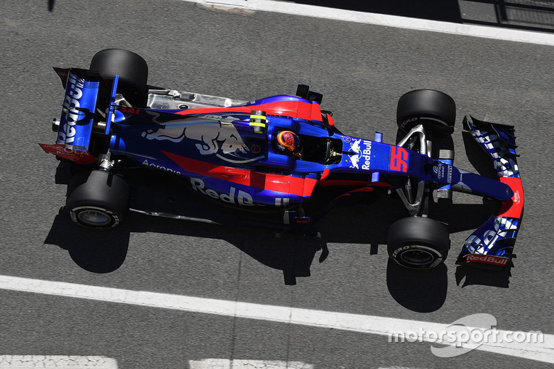 Op de neus van de Toro Rosso staat een groter startnummer, op de haaienvin de afkorting SAI