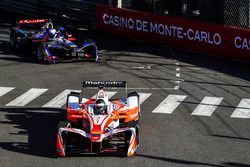 Nick Heidfeld, Mahindra Racing, precede Sam Bird, DS Virgin Racing