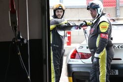 #99 Rowe Racing BMW M6 GT3, mechanic at work