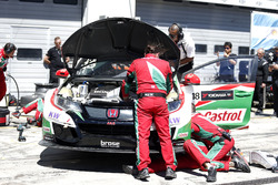 Mechaniker am Unfallauto von Tiago Monteiro, Honda Racing Team JAS, Honda Civic WTCC