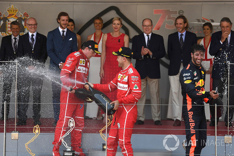 Кімі Райкконен, Ferrari, Себастьян Феттель, Ferrari та Даніель Ріккардо, Red Bull Racing RB13 святкують на подіумі