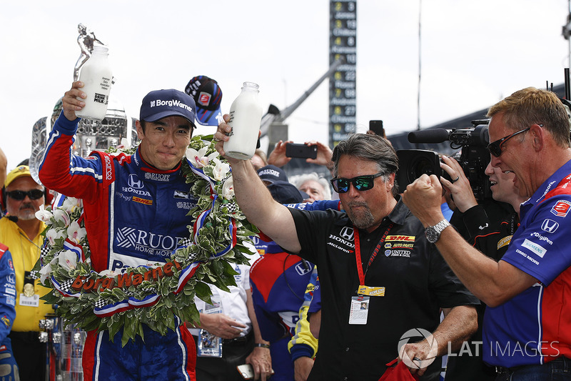 Winner Takuma Sato, Andretti Autosport Honda celebrates with team owner Michael Andretti, Andretti Autosport team owner