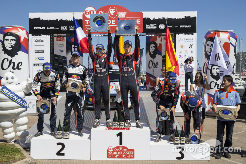 Podio: i vincitori Thierry Neuville, Nicolas Gilsoul, Hyundai i20 Coupe WRC, Hyundai Motorsport, al secondo posto Sébastien Ogier, Julien Ingrassia, M-Sport, Ford Fiesta WRC, al terzo posto Dani Sordo, Marc Marti, Hyundai Motorsport, Hyundai i20 Coupe WRC
