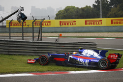 Carlos Sainz Jr., Scuderia Toro Rosso STR12, spins at the start