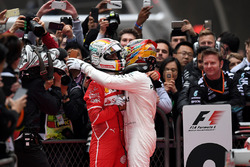 Lewis Hamilton, Mercedes AMG F1 et Sebastian Vettel, Ferrari en parc fermé