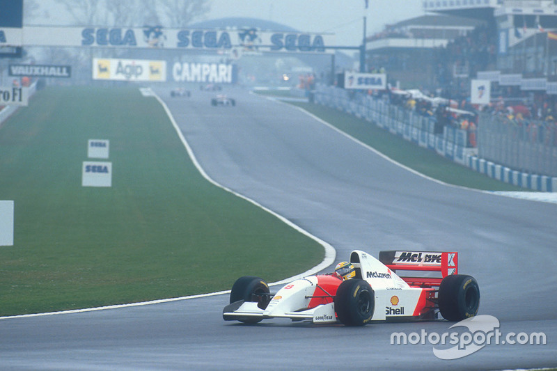 ... con una amplia ventaja Senna sobre los otros competidores.