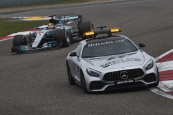 La voiture de sécurité devant Lewis Hamilton, Mercedes AMG F1 W08