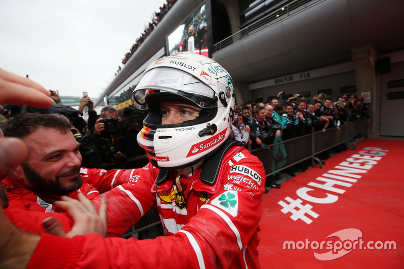 Sebastian Vettel, Ferrari, feiert mit seinem Team im Parc Ferme