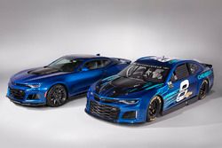 Chevrolet Camaro ZL1 für NASCAR-Saison 2018 mit der Straßenversion im Vergleich