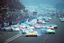 De laatste echte Le Mans-start: Rolf Stommelen, Porsche 917, aan de leiding, gevolgd door Vic Elford's en Jo Siffert's Porsches LeMans 1969