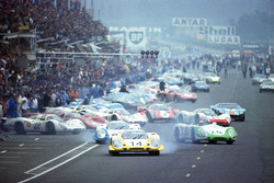The last true Le Mans start: All drivers had sprinted to their cars with Rolf Stommelen, Porsche 917