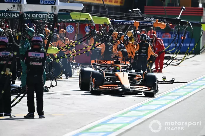 Oscar Piastri, McLaren MCL38, en el pit lane tras una parada en boxes.