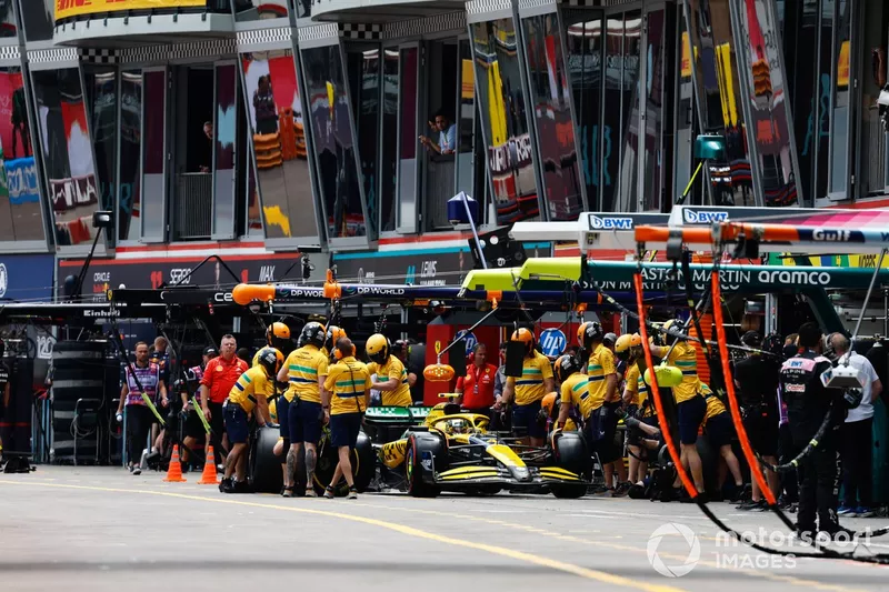 Lando Norris, McLaren MCL38, quitte les stands