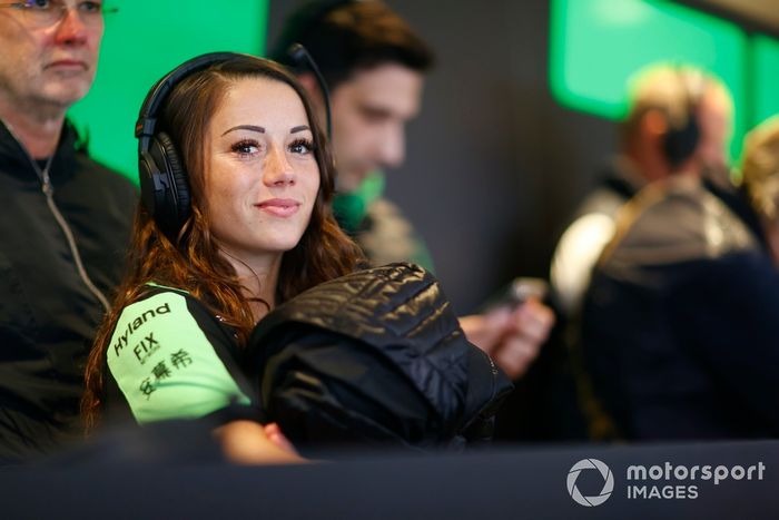 Carrie Schreiner (GER, Campos Racing) en el garaje 