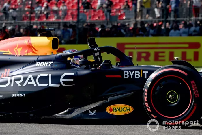 Max Verstappen, Red Bull Racing RB20, saluda a los aficionados tras lograr la Pole Position
