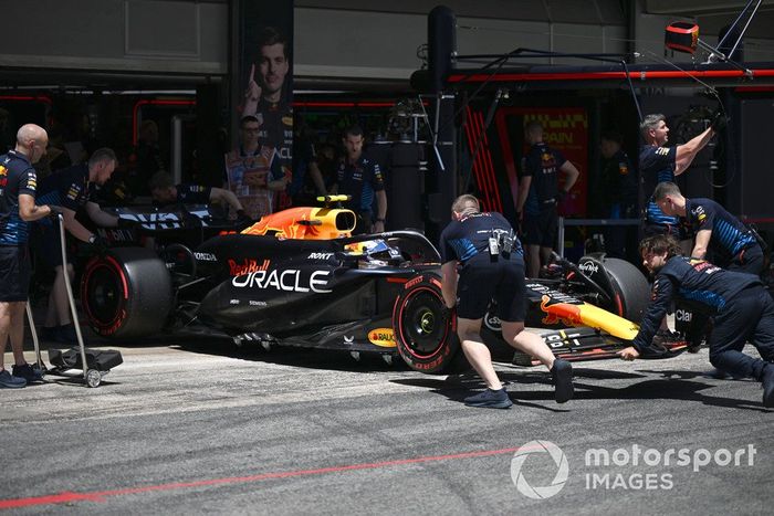 Mecánicos de Red Bull Racing empujan a Sergio Pérez, Red Bull Racing RB20, de vuelta al garaje 
