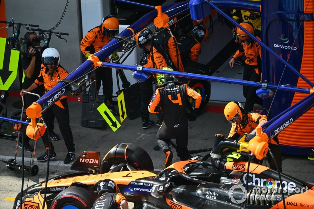 Lando Norris, McLaren MCL38, se retira en boxes tras un contacto con Max Verstappen, Red Bull Racing RB20, mientras luchaban por el liderato.
