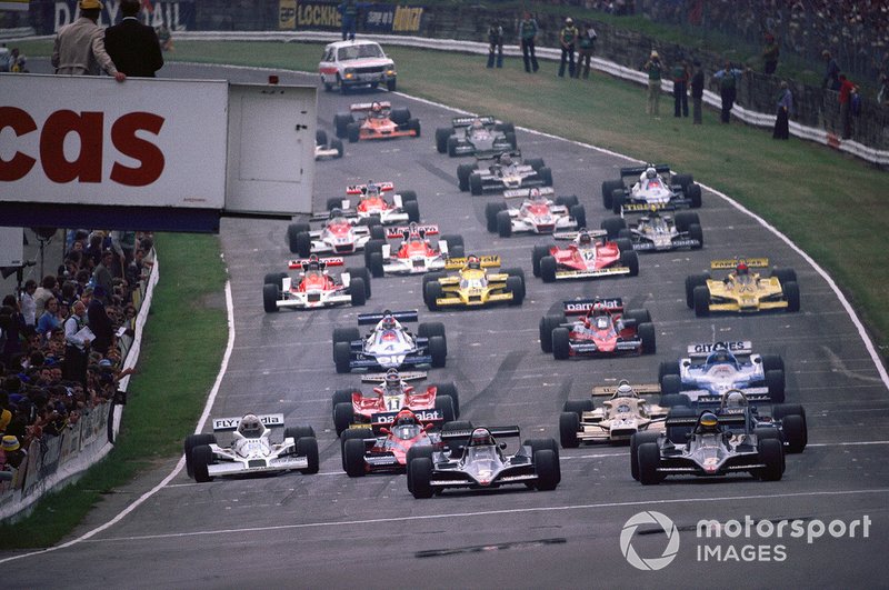 Ronnie Peterson, Lotus 79 Ford, and Mario Andretti, Lotus 79 Ford, lead the field at the start